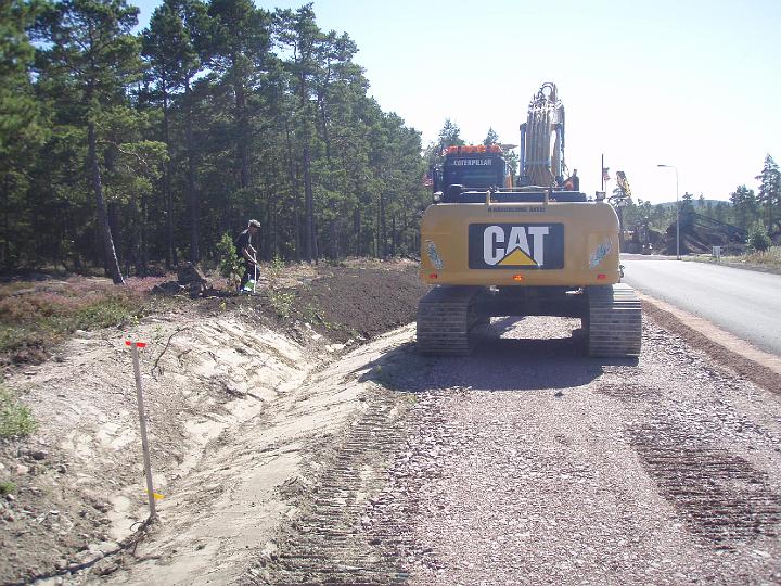 solbergsvagen jord i slanten.JPG - GC ledens slänter sås in